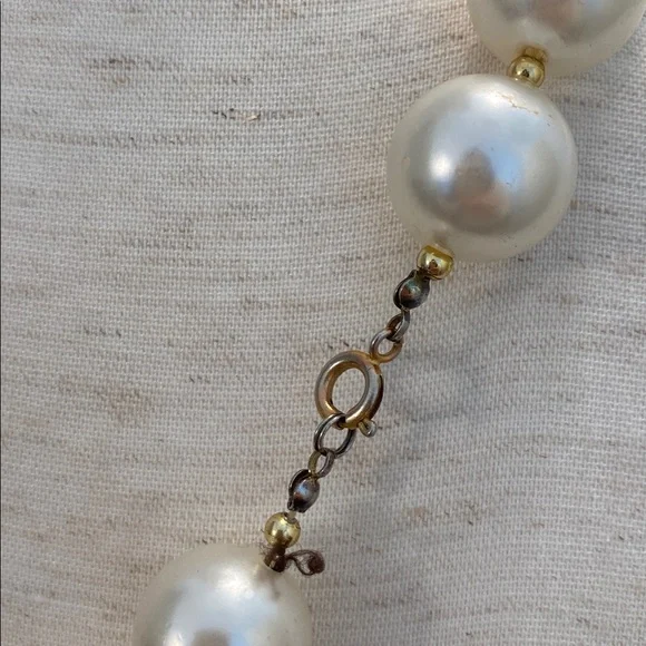 Faux pearl and gold bead necklace - Picture 5 of 5